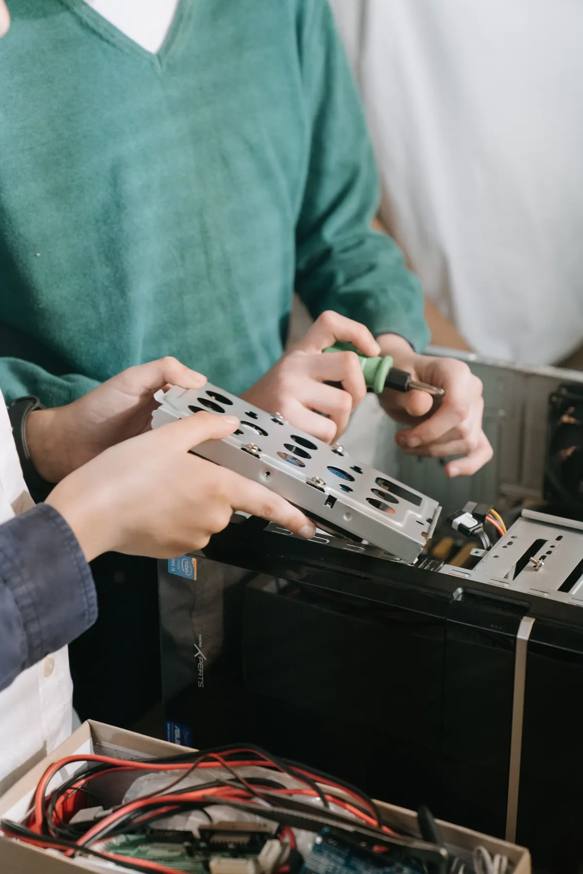 Detailaufnahme einer Hardware-Reparatur