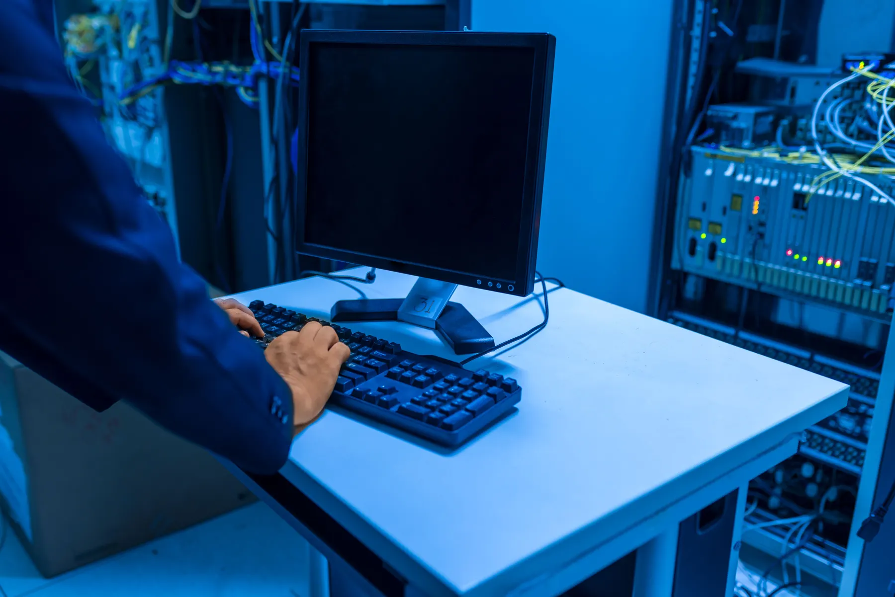 IT-Service in Würzburg: Techniker arbeitet an einem modernen Arbeitsplatz in einer Serverumgebung